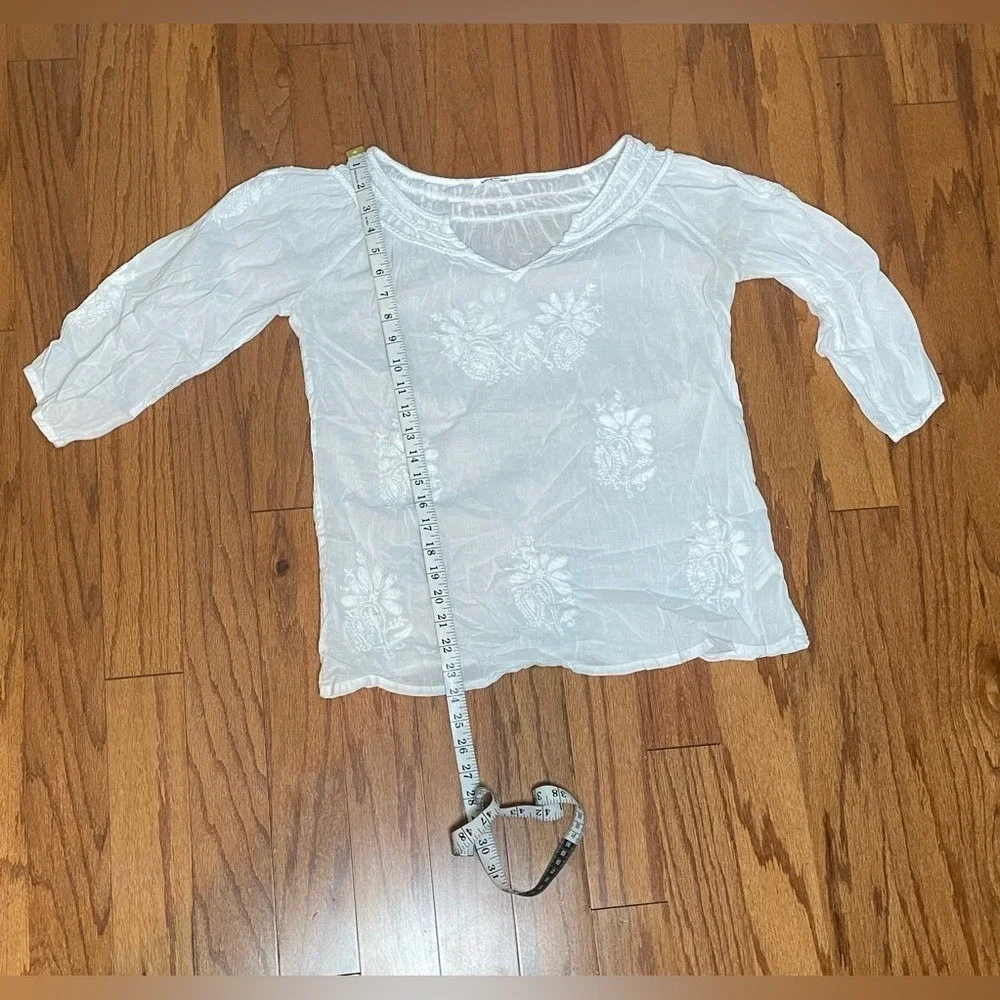 VioletRuby- White Embroidered Women's Top Size‎ M